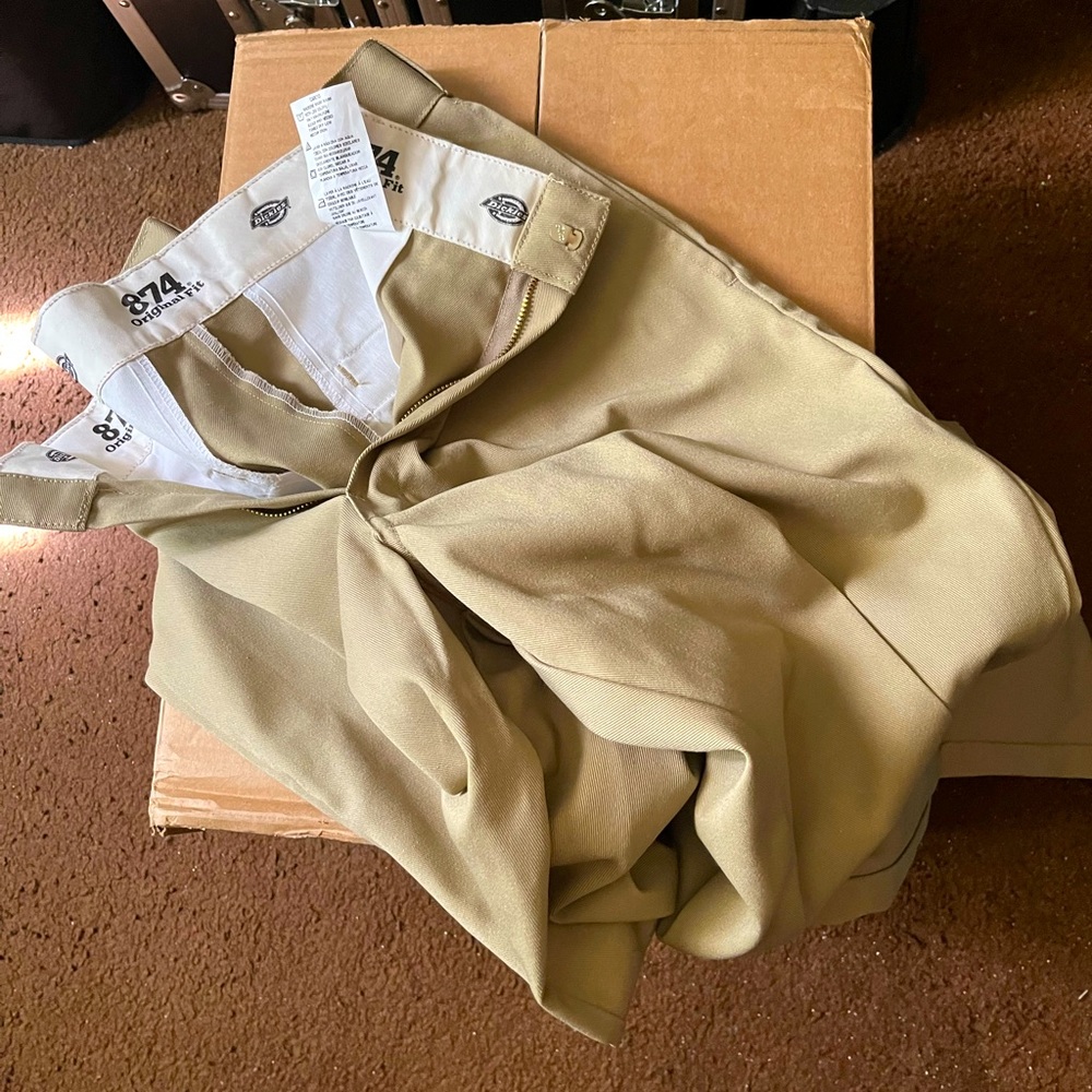 Dickies khaki’s 33/32 (brand new)